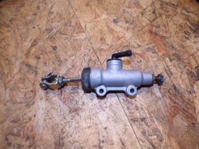 maitre cylindre de frein arrière