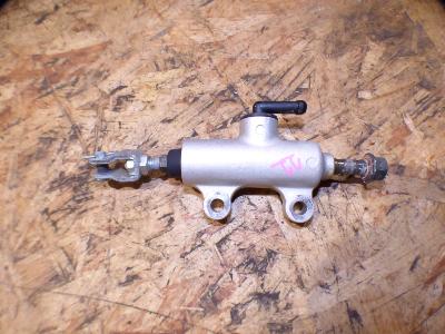 maitre cylindre de frein arrière