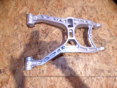 triangle arrière droit inférieur