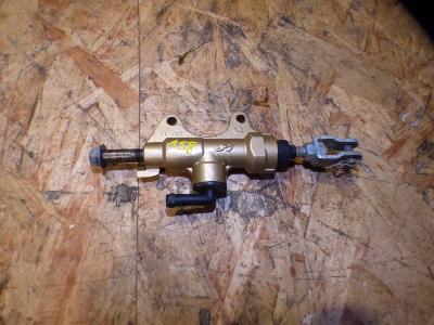 maitre cylindre de frein arrière