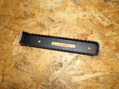 grille marche pied avant gauche
